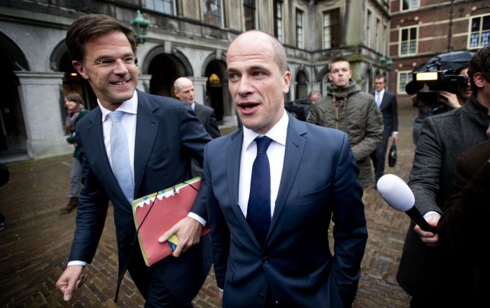 DEN HAAG - VVD-leider Mark Rutte (L) en PvdA-leider Diederik Samsom op weg naar de informateurs Henk Kamp en Wouter Bos op het Binnenhof, om verslag uit te brengen. De fracties van beide partijen hebben ingestemd conceptregeerakkoord. ANP ROBIN UTRECHT