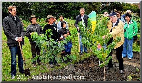 2011-gbeer-boomplant-Herbert Raat wethouder VVD amstelveen